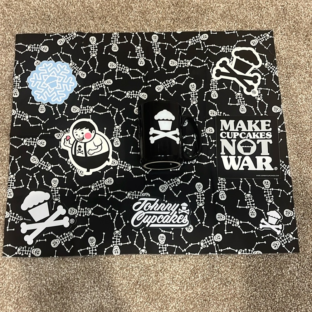 RARE NIB 2010 JOHNNY CUPCAKES CERAMIC COFFEE MUG AND RARE Stickers